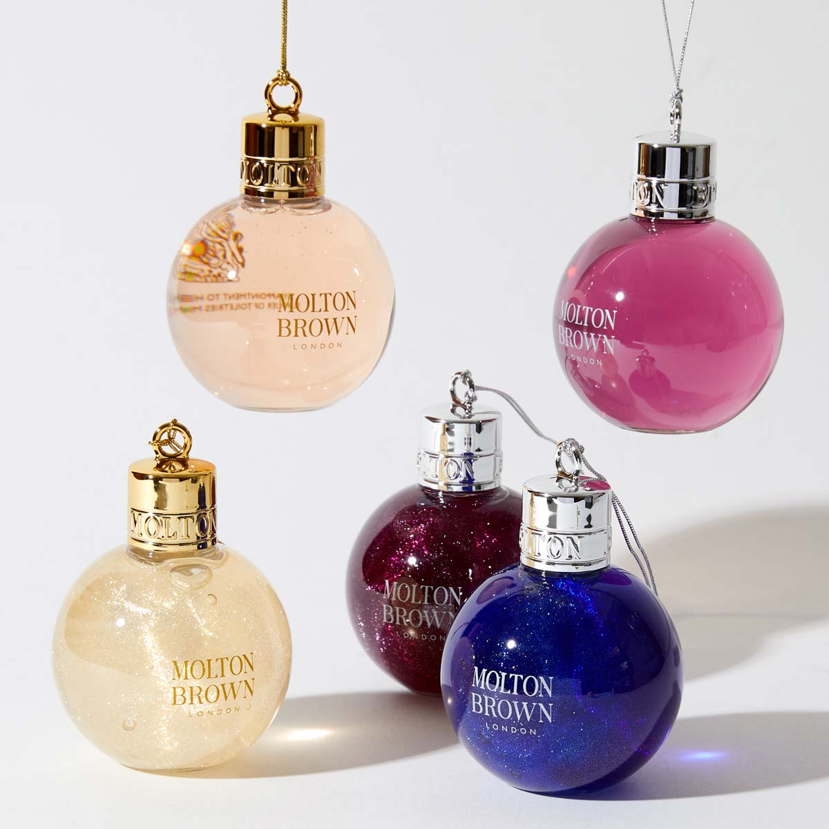オーナメントでバスタイムが華やぐMOLTON BROWN(モルトンブラウン)『ジュニパージャズ バス&シャワージェル フェスティブボーブル』の使用感をレポに関する画像1