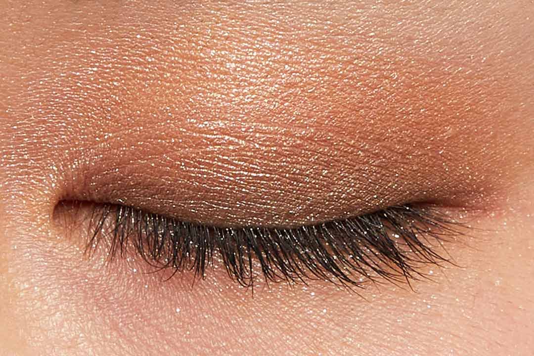 肌に溶け込むシースルー発色!ほんのり赤みのあるモードなブラウン に関する画像15